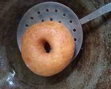 Foto langkah ke 2 dari resep Donat Santan Topping Kelapa.