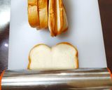 Foto langkah ke 1 dari resep Strawberry French Toast Roll-Ups.