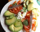 Foto del paso 3 de la receta Ensalada de aguacate y tomate con anchoas y queso granulado