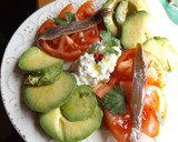 Foto del paso 3 de la receta: Ensalada de aguacate y tomate con anchoas y queso granulado