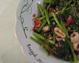 Foto langkah ke 3 dari resep Tumis bayam cumi asin.