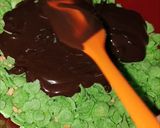Foto langkah ke 2 dari resep Cococrunch Pandan Kacang Coklat.