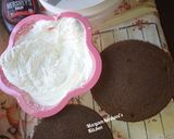 A picture of step 10 of Chocolate cake with whip cream.