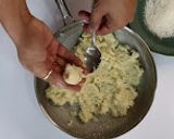 खोबऱ्याचे लाडू / Coconut ladoo / ओल्या नारळाचे लाडू - मराठी रेसिपी रेसिपी स्टेप 7 फोटो