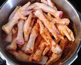 Foto del paso 4 de la receta: Estofado de patas de pollo en olla rápida