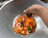 Foto langkah ke 3 dari resep Tumis wortel brokoli bakso.