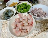 รูปขั้นตอนการทำที่ 2 ของ ข้าวต้มขี้อาย ☺️ / ข้าวต้มทะเลทรงเครื่อง 🐟 🦐 🦑 / seafoods porridge v2 🐟 🦐 🦑