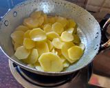A picture of step 2 of Spring onion potato.