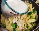 Foto del paso 4 de la receta: Pasta penne con pollo, brócoli y salsa Alfredo