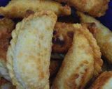 Foto del paso 5 de la receta: Empanadas súper fáciles y rápidas. Salchicha, queso feta y huevo