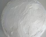 Foto del passaggio 10 della ricetta Torta a due piani con crema chantilly e frutti di bosco e panna