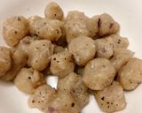 Hình bước làm 1 của món Canh Chua Chả Cá Bông Điên Điển
