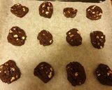 Foto langkah ke 4 dari resep Freshly baked chocolate chip cookies.