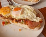 Foto del paso 2 de la receta Bruschetta con corona de huevo frito