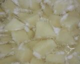 Foto del paso 1 de la receta: 🥄 Puré de papas cremoso: más suave que un pase de Messi 😁