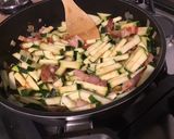 Une image de l'étape 10 de Coings, courgettes et tomates au lard fumé.