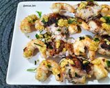 Foto del paso 12 de la receta: Brocheta de langostinos y figatells de calamar con picadillo de almendra