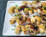 Foto del paso 12 de la receta: Brocheta de langostinos y figatells de calamar con picadillo de almendra