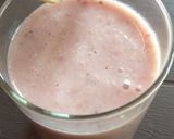 A picture of step 2 of Banana strawberry milkshake.