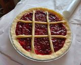 Foto del passaggio 5 della ricetta Crostata con ricotta e marmellata di visciole