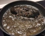Foto del paso 2 de la receta Bocadillo de Morcilla de Arroz Crujiente con Pan de Barra Dorado en su Jugo