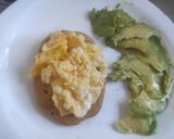 Foto del paso 2 de la receta: Desayuno en 3': huevos con palta