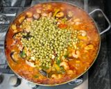 Foto del paso 5 de la receta: Paella mixta (pollo y mariscos)