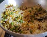 A picture of step 4 of Matar poha.