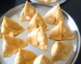 A picture of step 5 of Maxican cheese samosa.