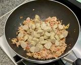 รูปขั้นตอนการทำที่ 3 ของ กะเพราหมูสับหมูยอ