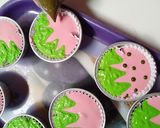 Foto langkah ke 5 dari resep Cupcake Karakter Strawberry.