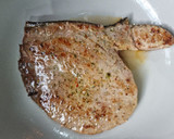 Foto del paso 2 de la receta: Atún en salsa verde con alubias y langostinos