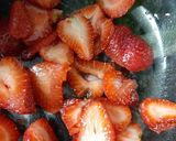 Foto del paso 1 de la receta: Postres en vasitos de frutilla