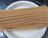 Foto del paso 1 de la receta: Atún rojo al ajillo con spaghetti integrales