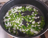 Foto del paso 2 de la receta: Salchichas con guisantes y huevos de codorniz