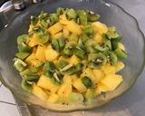 Une image de l'étape 4 de Salade d'ananas aux kiwis et jus de pêches.