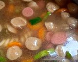 Foto langkah ke 6 dari resep Sop Makaroni Sosis Bakso *sinemaru*.