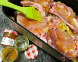 Foto del paso 6 de la receta: Chuletas de cerdo al horno con glaseado de mermelada de melocotón y especias
