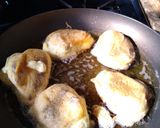 Foto del paso 7 de la receta: Patitas de puerco capeadas en salsa roja