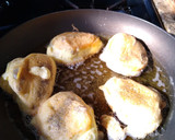Foto del paso 7 de la receta: Patitas de puerco capeadas en salsa roja