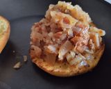 Foto del paso 3 de la receta: Sándwich🥯de cebolla🧅y tocineta🥞 caramelizada🥓con queso🧀en pan de almojábana🥯