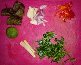 Foto langkah ke 4 dari resep Ayam Suwir Daun Jeruk.
