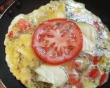 Foto del paso 3 de la receta: Omelette de tomate, cebolla y queso