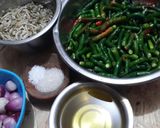 Foto langkah ke 1 dari resep Sambel teri cabe hijau.