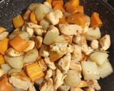 Foto del paso 5 de la receta: Pollo adobado con papas y zanahoria