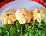 A picture of step 5 of Chicken ball stuffed flower bread.