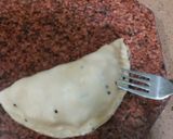 A picture of step 3 of Macroni calzone.