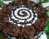 A picture of step 4 of Chocolate flowers cake.