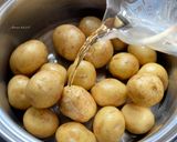 Foto del passaggio 2 della ricetta Patate novelle in umido🥔🇯🇵