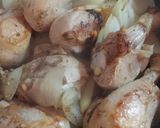 Foto del paso 2 de la receta: Patitas de pollo doradas en sartén, con cebollas, especias y papas